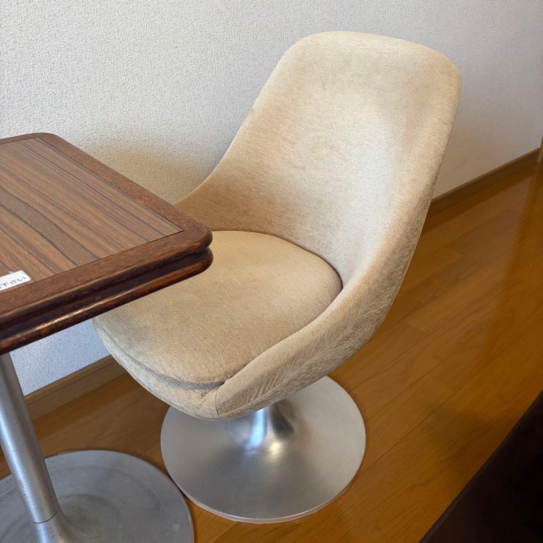 クリーム色 スワーヴ型 ダイニングチェア