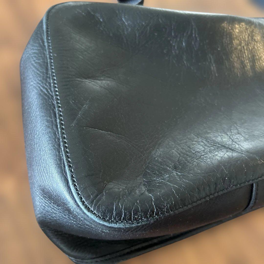 アニアリ　ブラックレザーボディバッグ