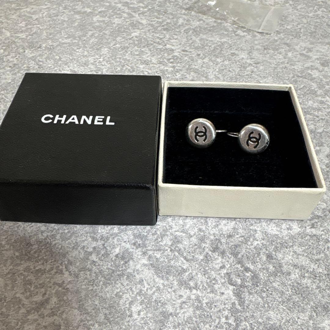 ✳*︎様 (正規品)CHANEL ロゴ入りシルバーピアス 箱付き