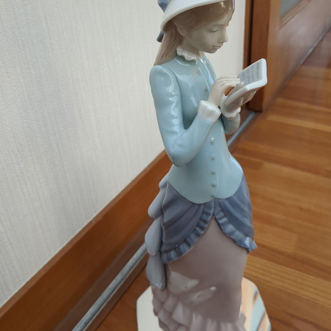 リヤドロ　読書をする貴婦人