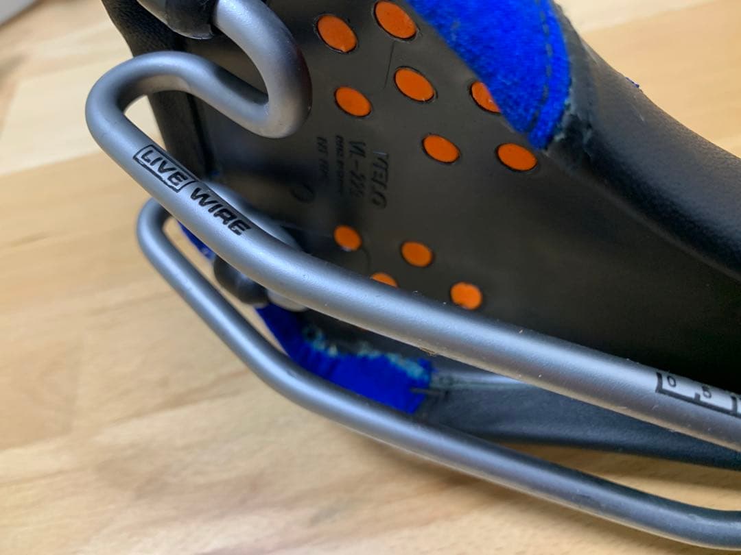 Velo Live Wire suspension サドル 黒/青