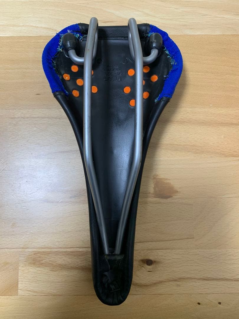 Velo Live Wire suspension サドル 黒/青