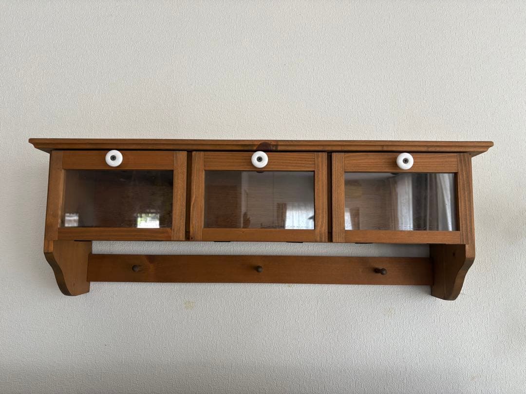 ウォールシェルフ、木製壁掛け棚 ガラス扉付き