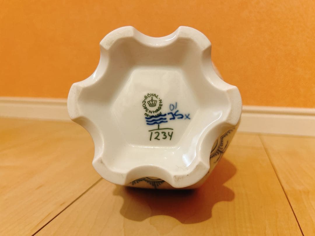 【 】陶磁器 花瓶 白と青の絵柄