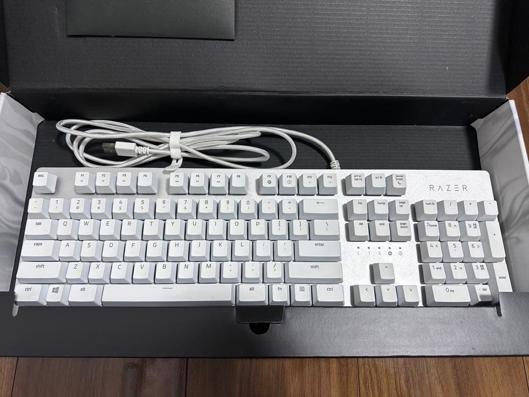 RAZER 白 デバイスセット マウス キーボード マイク マウスパッド