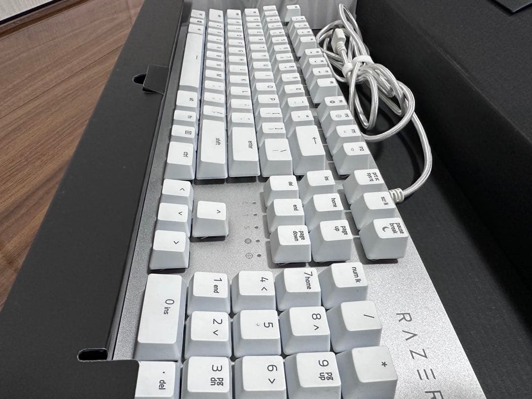 RAZER 白 デバイスセット マウス キーボード マイク マウスパッド