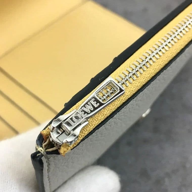 送料込み！ 未使用品 LOEWE バーティカルウォレットスモール 箱付き 378