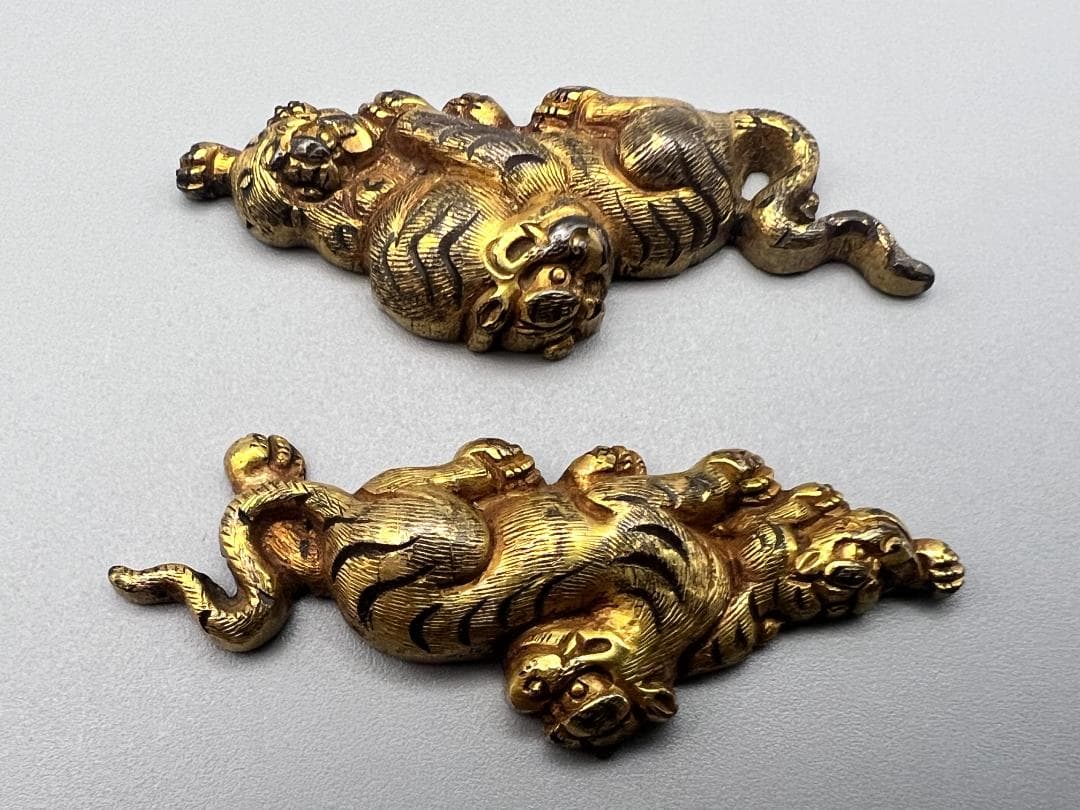 【海】江戸明治金工　虎親子　手彫　目貫一体　銅製鍍金　骨董品　専用箱付