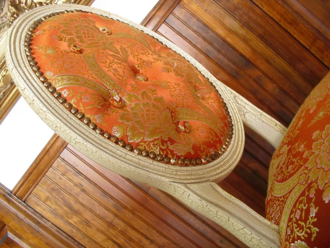 ①イタリア製ホワイトクラック塗装 姫椅子☆猫脚・ボタン留め・真鍮鋲打ち☆張替済み