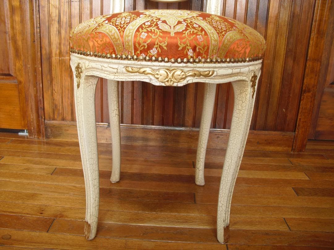 ①イタリア製ホワイトクラック塗装 姫椅子☆猫脚・ボタン留め・真鍮鋲打ち☆張替済み