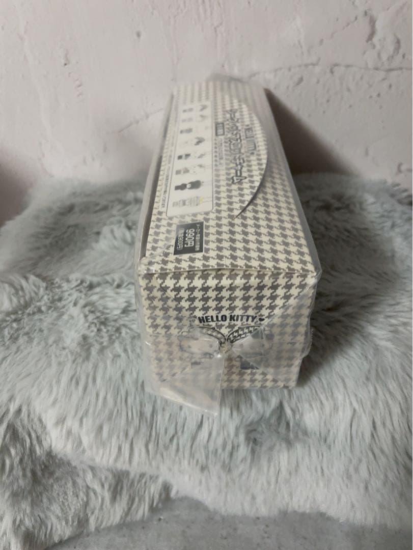 サンリオ ハローキティシークレットマスコットチャームモノクロガーリーふたごコーデ