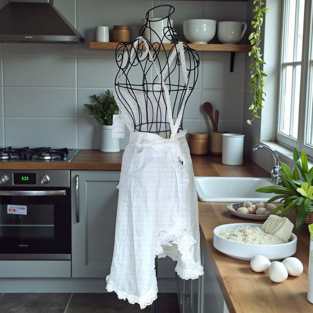 【新品未使用】ヒスクローネ さえら お昼寝中の動物さんポケットのついたエプロン