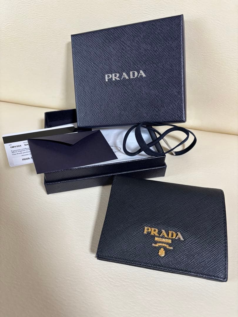 PRADA プラダ　二つ折り財布　サフィアーノ　ブラック