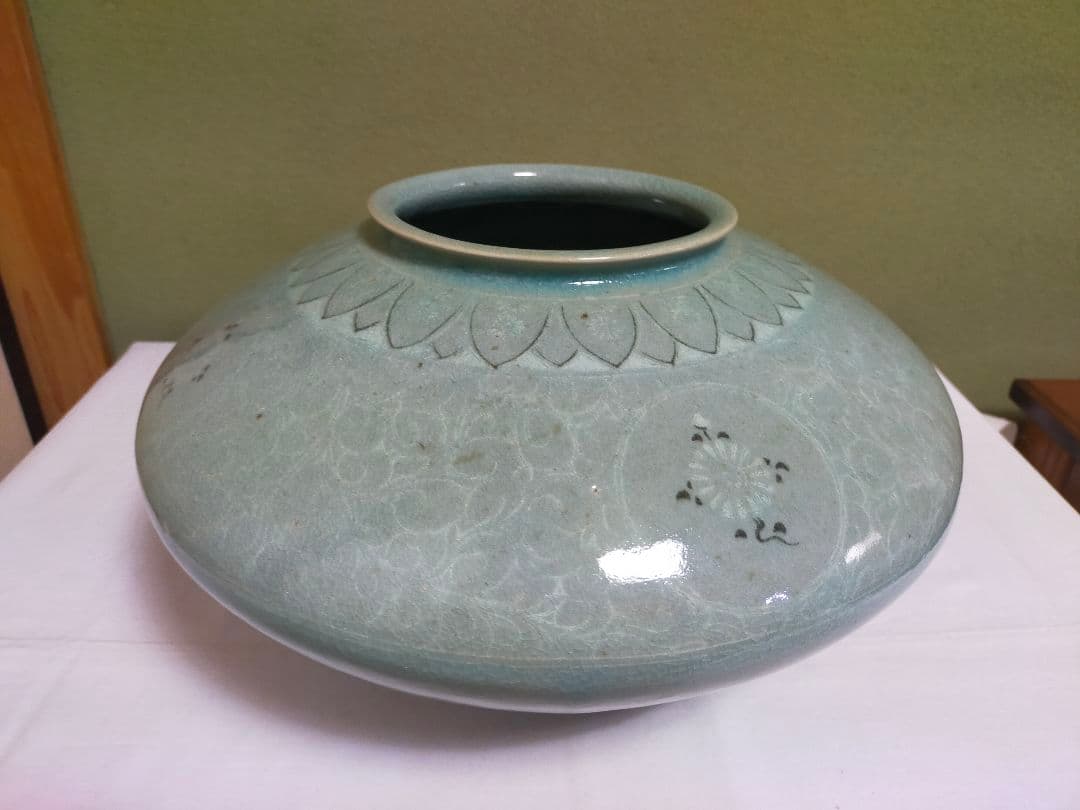 韓国 青磁唐草菊花珠盤形瓶 保証書付き