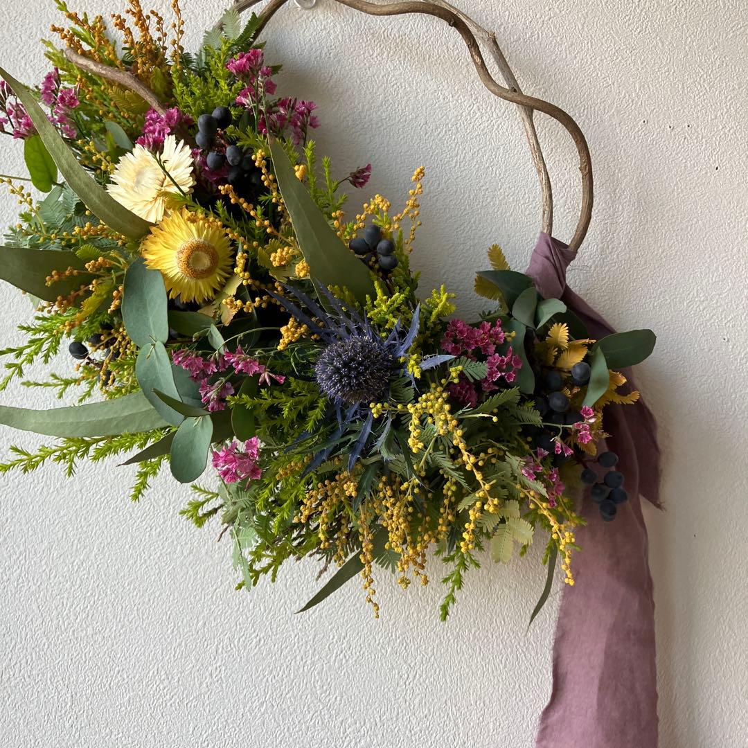 オーレアミモザとエリンジウムのハーフリース　スターチス　貝細工　春　ひな祭り