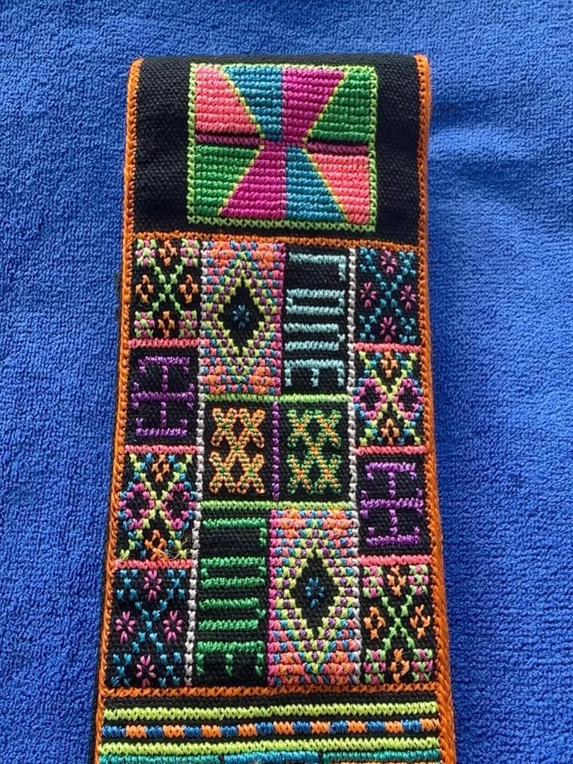 伝統と歳月を纏う ― 老苗の蚕丝刺绣腰帶