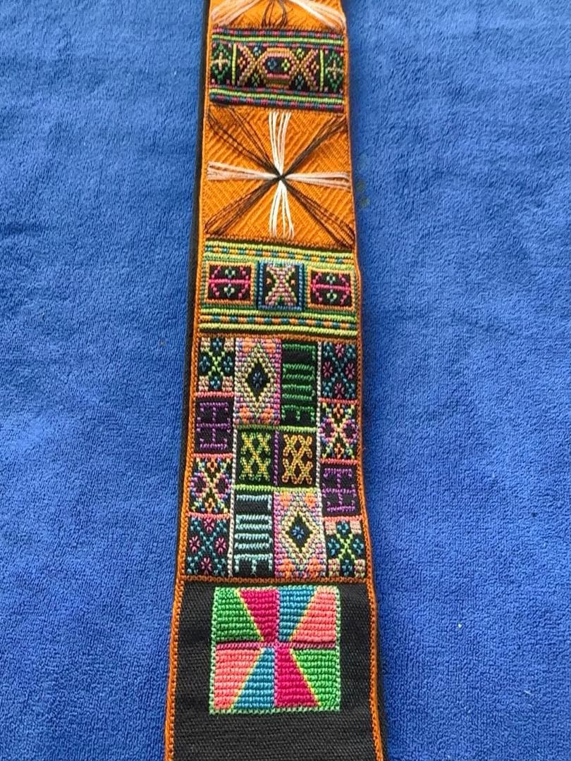 伝統と歳月を纏う ― 老苗の蚕丝刺绣腰帶