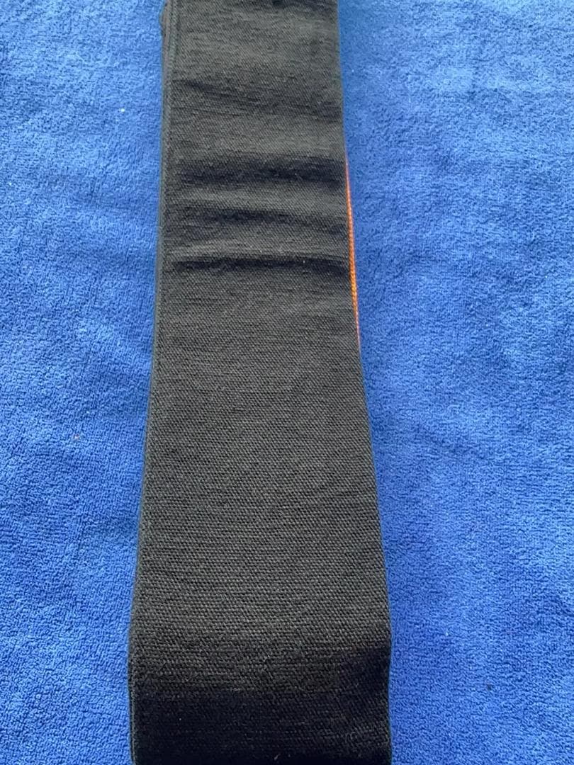 伝統と歳月を纏う ― 老苗の蚕丝刺绣腰帶