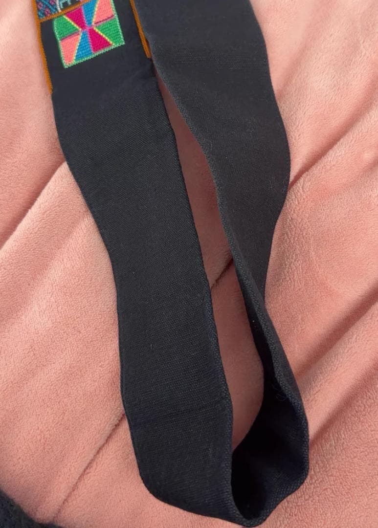 伝統と歳月を纏う ― 老苗の蚕丝刺绣腰帶