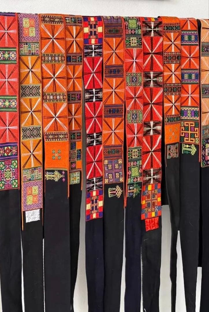 伝統と歳月を纏う ― 老苗の蚕丝刺绣腰帶