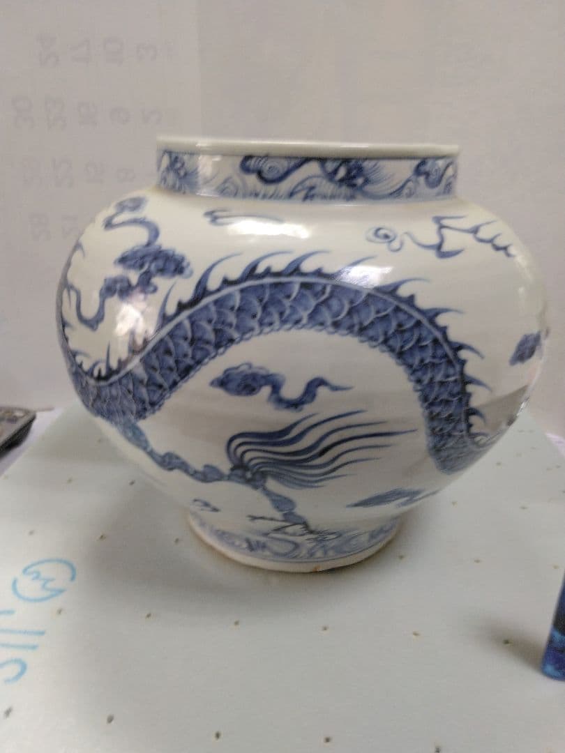 中国美術　青花竜文壺