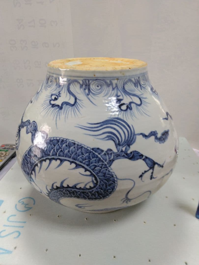 中国美術　青花竜文壺