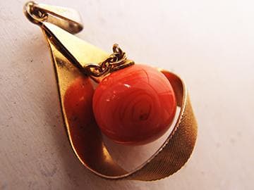 珊瑚 コーラル ペンダントヘッド 丸玉15㎜ゴールド色