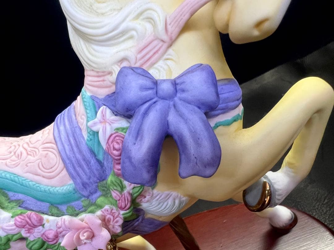 陶器製 馬の置物 花の装飾付き