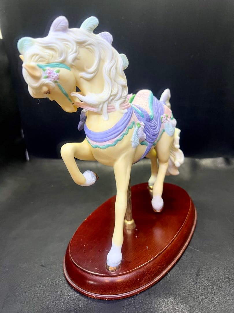 陶器製 馬の置物 花の装飾付き