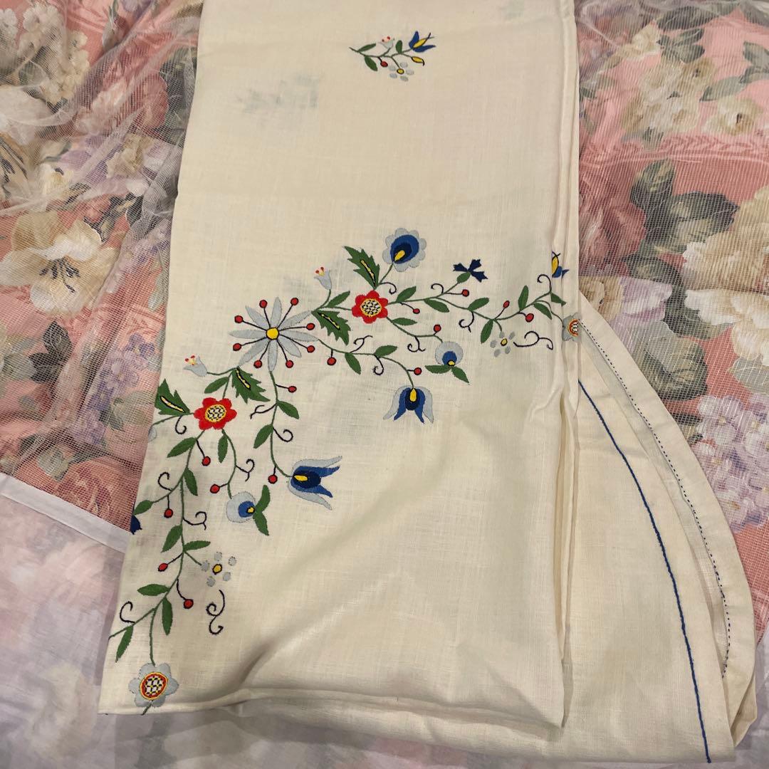 テーブルクロス　花柄模様　刺繍入りさ