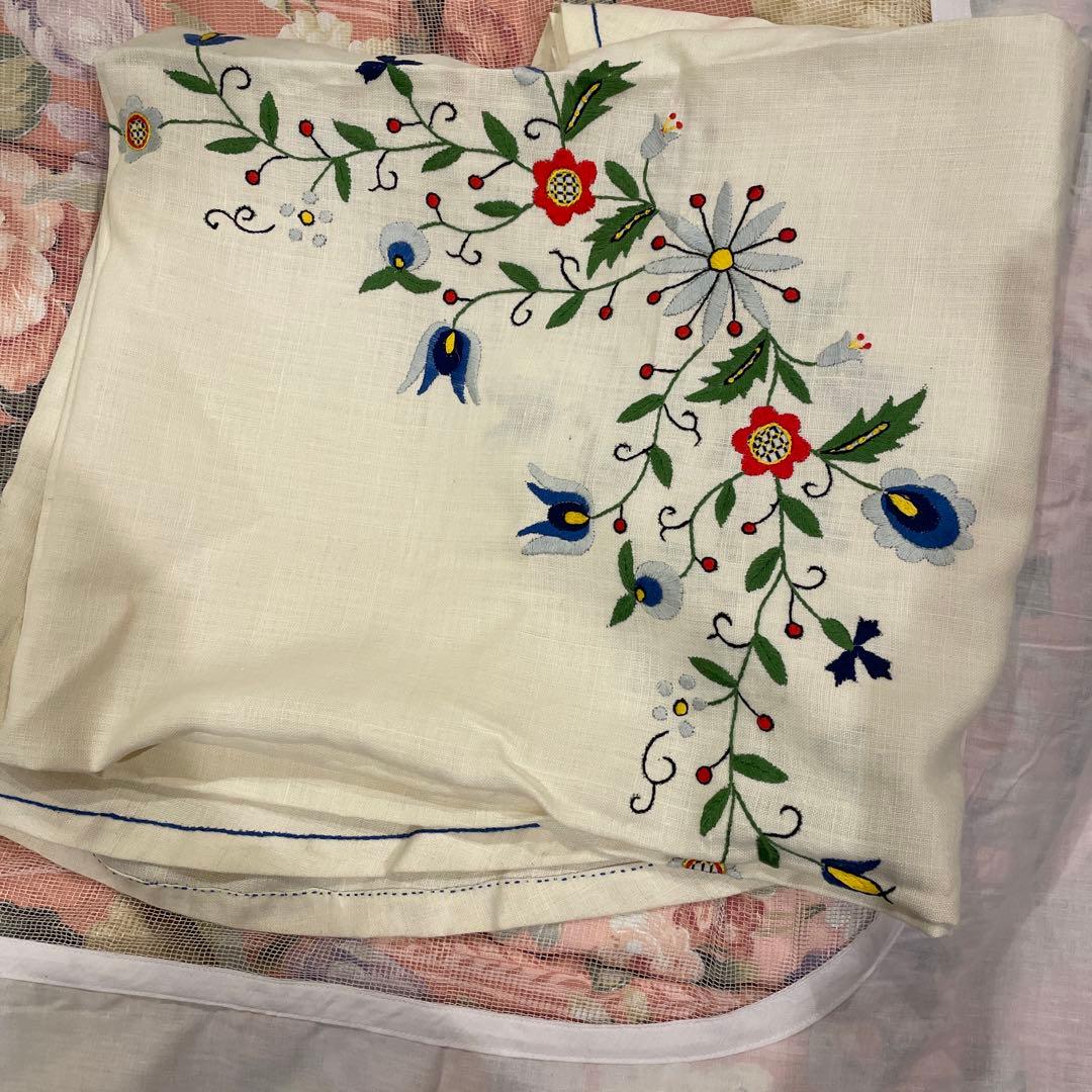 テーブルクロス　花柄模様　刺繍入りさ