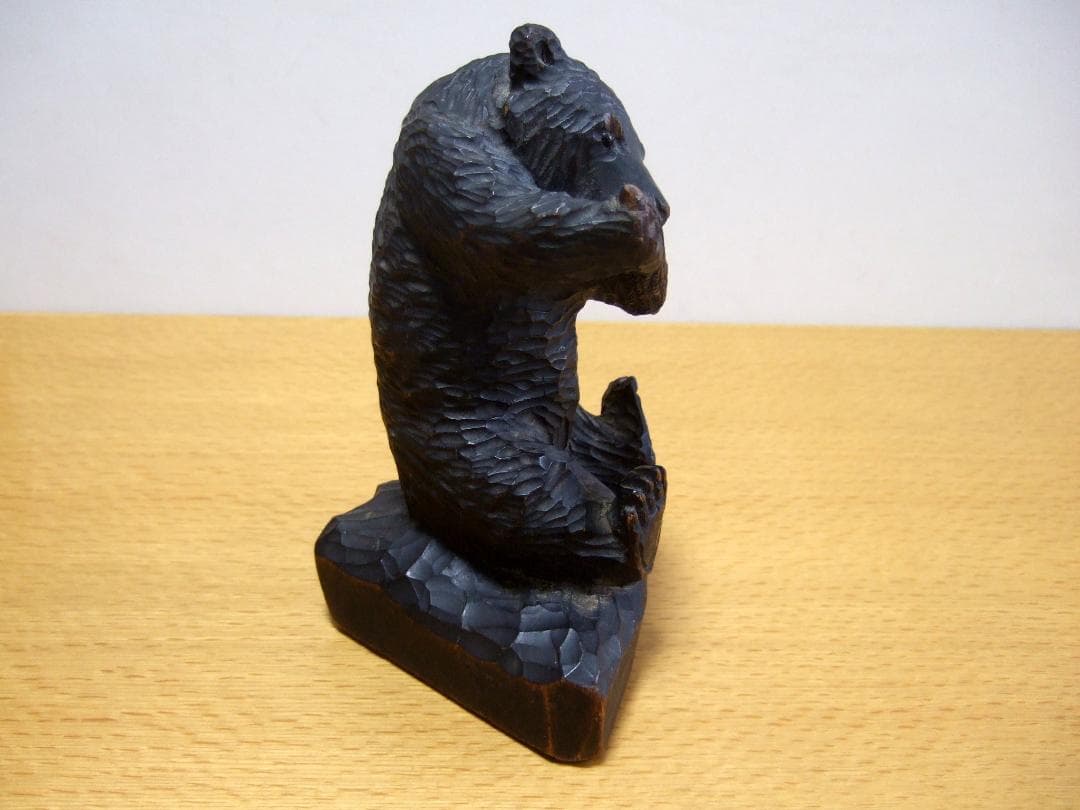 珍品 木彫り トウモロコシを食べる熊 ガラス目