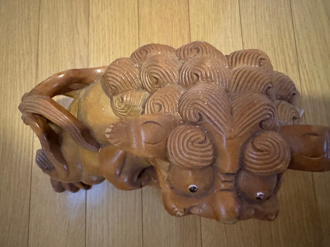 木彫りの玉乗り唐獅子（狛犬、シーサー）の置物