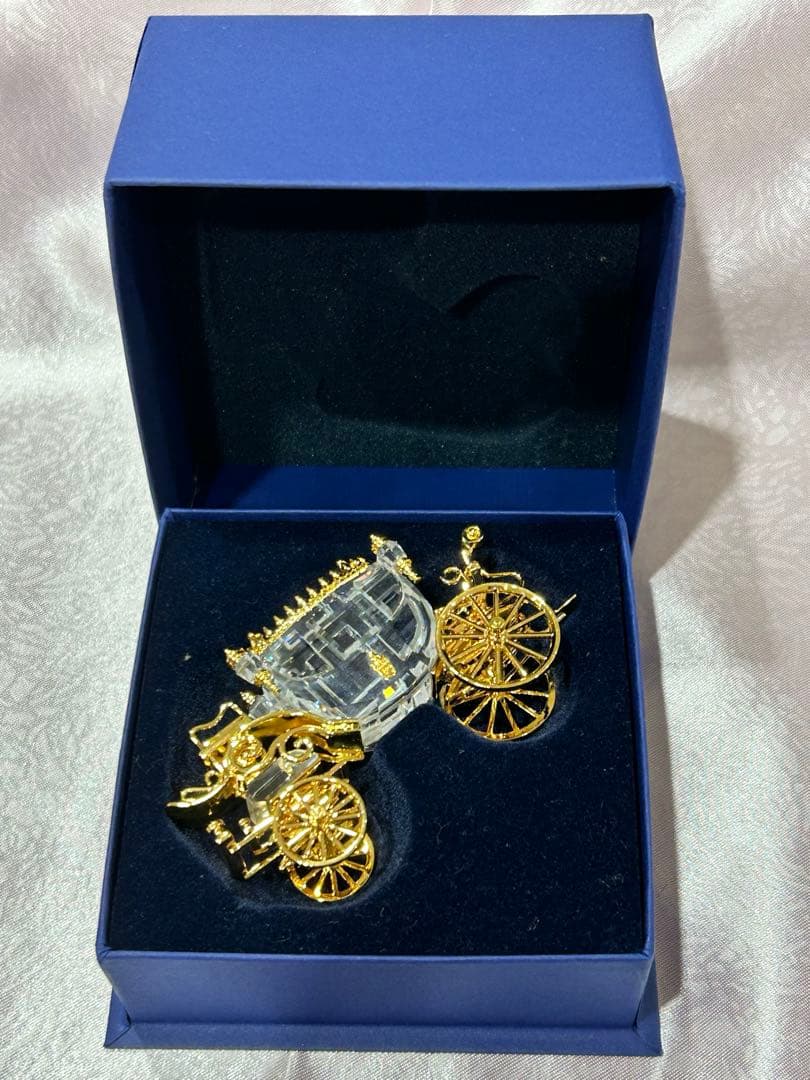 Swarovski クリスタル　馬車　ゴールド置物