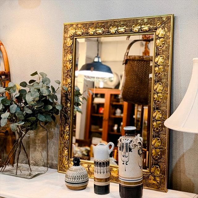 イタリア製のゴールドカラーウォールミラー