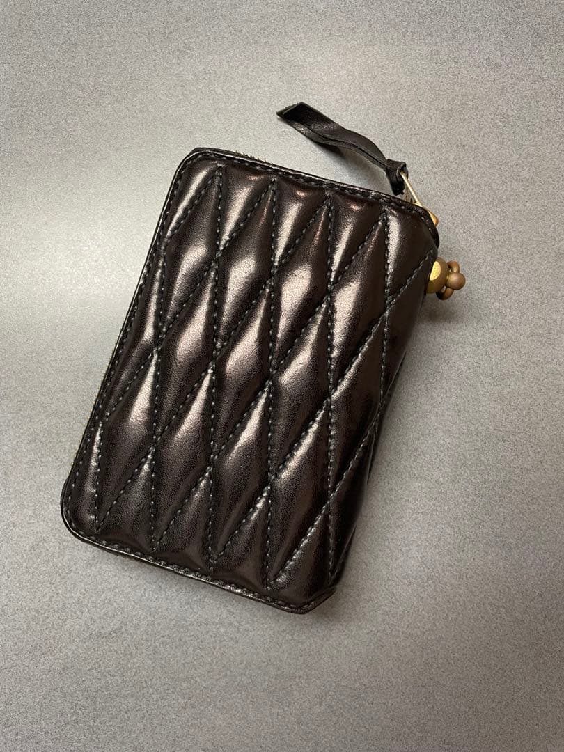 サティスファクション ダイヤモンドステッチ ラウンドジップ ウォレット ブラック