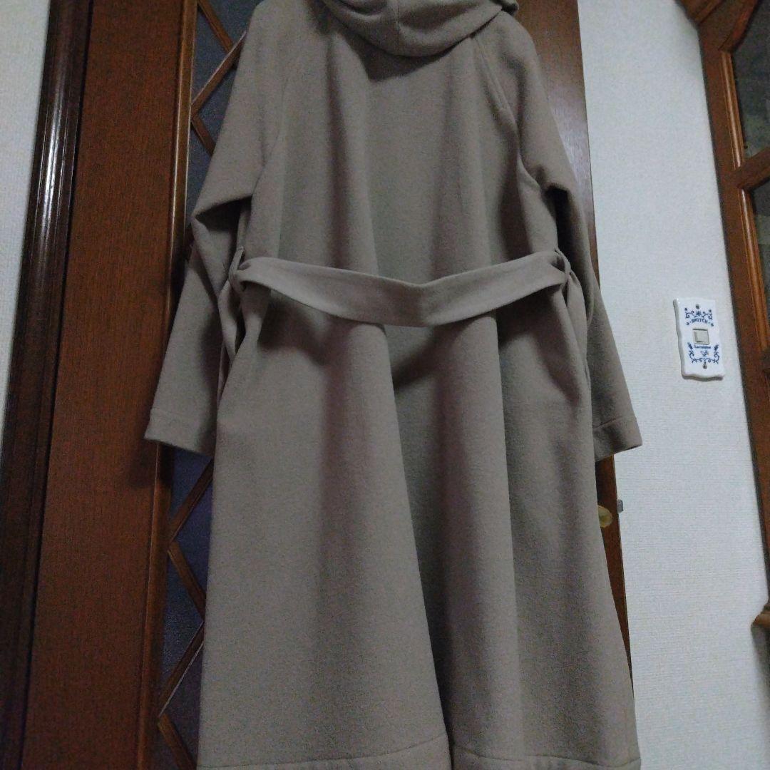 ヨーガンレール、大人女子のベージュロングコート、ベルト付き