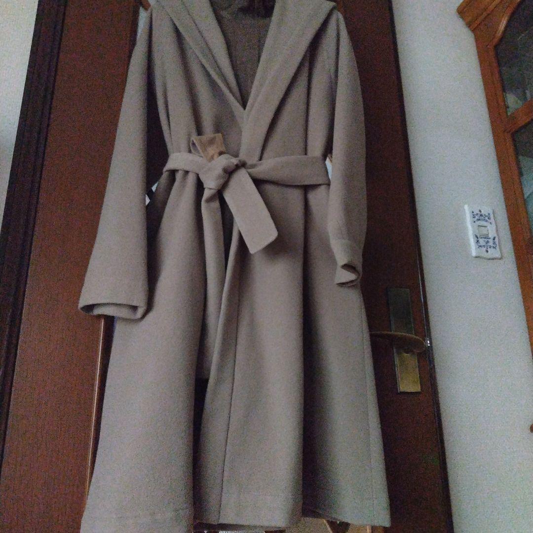 ヨーガンレール、大人女子のベージュロングコート、ベルト付き