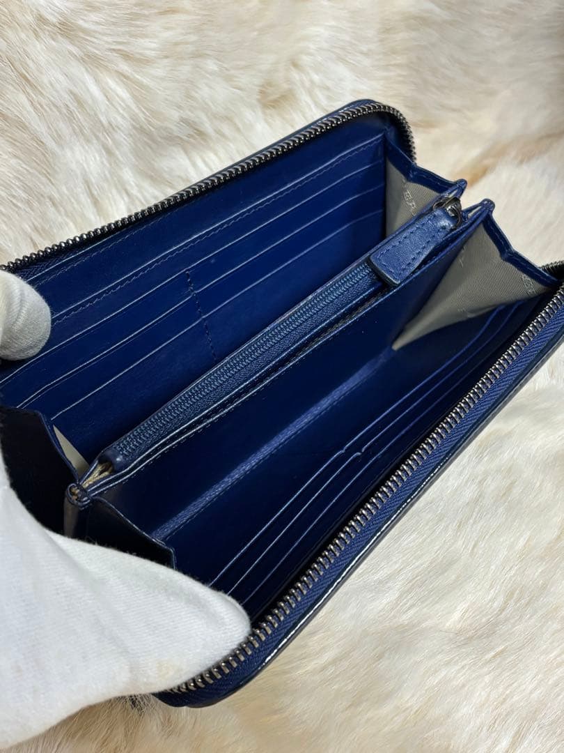 カ*ン様 【極美品】バーバリー　ラウンドジップ長財布　ネイビー パテントレザー