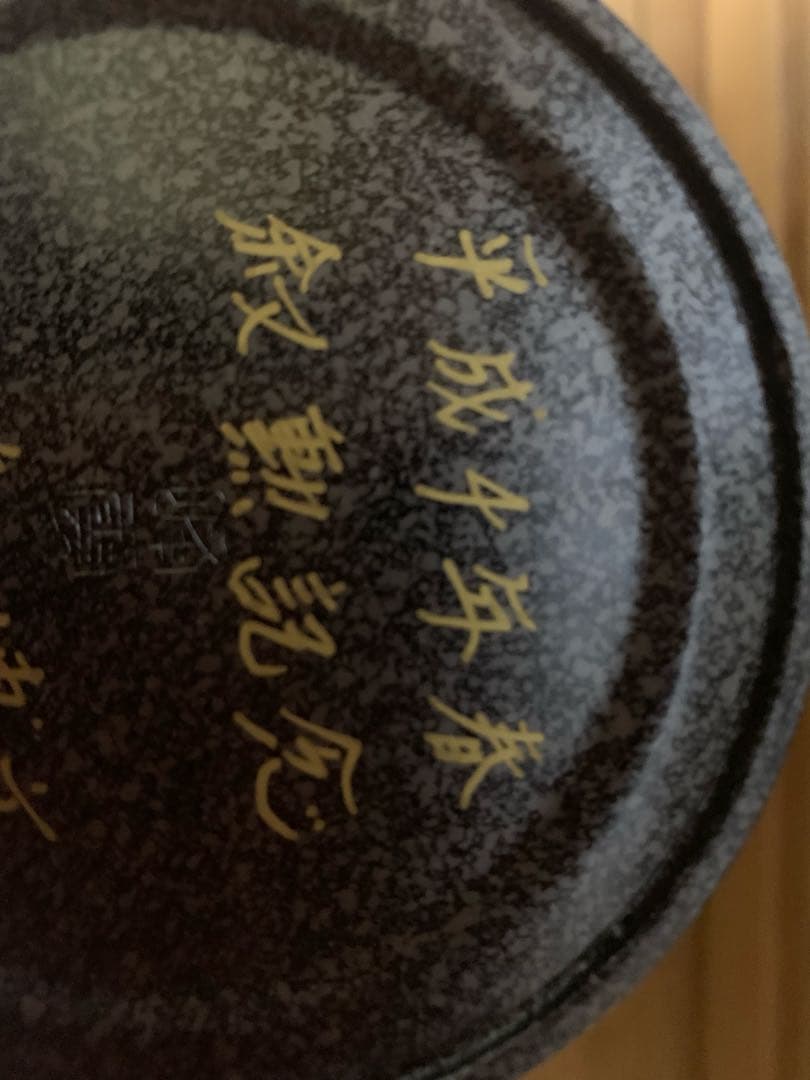 花瓶　木箱付き 菊の紋章入り 金色の鶴装飾の陶器花瓶 （勲章受賞記念）