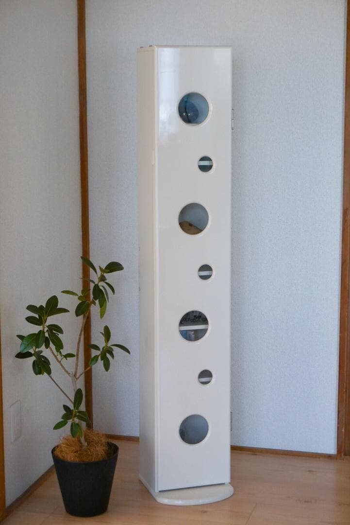 White Shelf / 丸窓