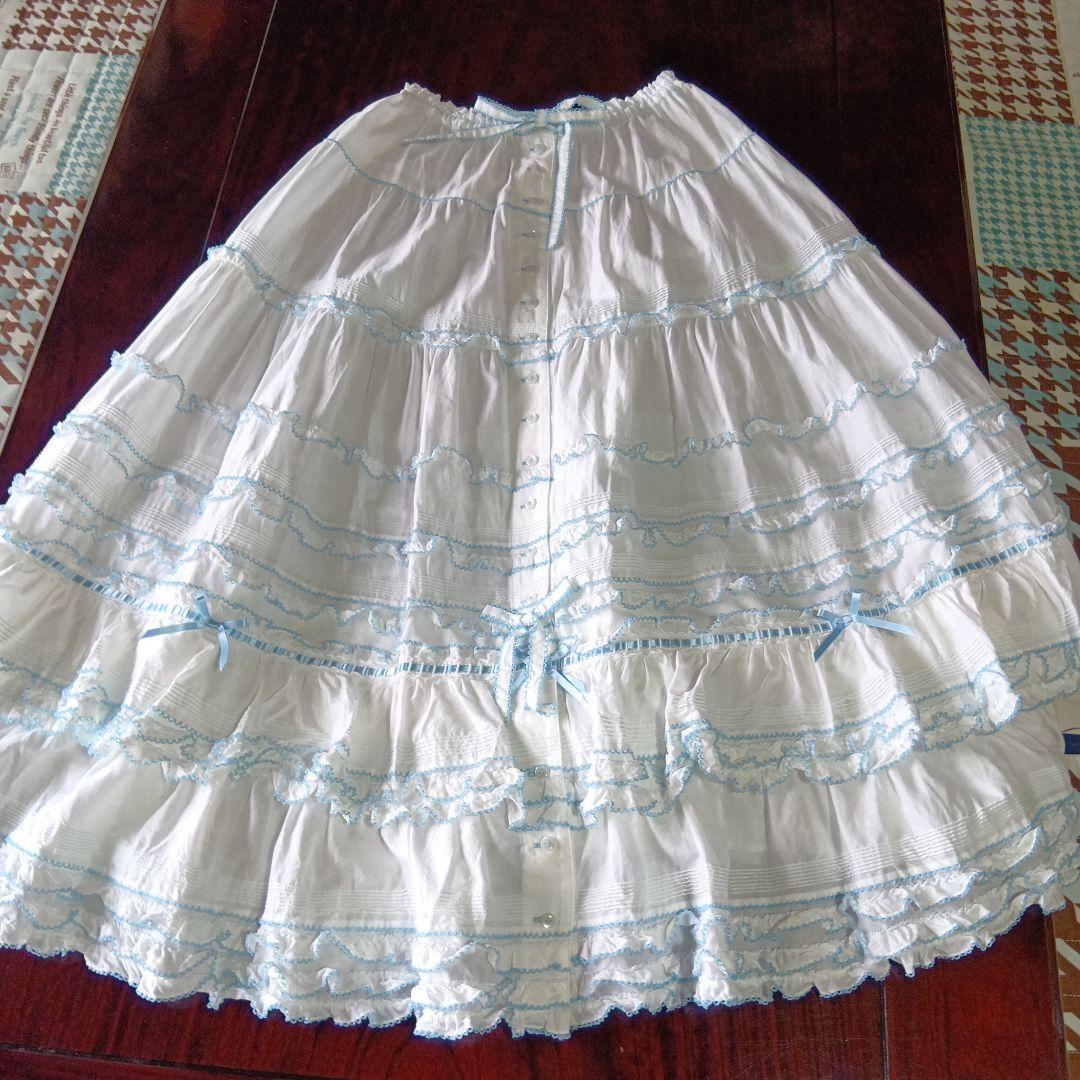ホワイト フリルスカート 水色刺繍とブラウスのセットです❣