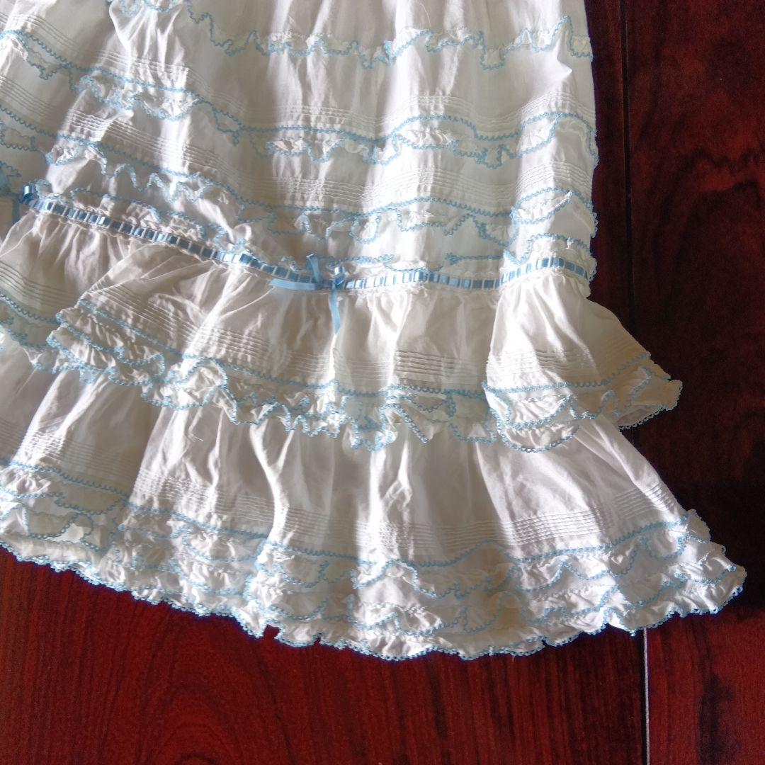 ホワイト フリルスカート 水色刺繍とブラウスのセットです❣