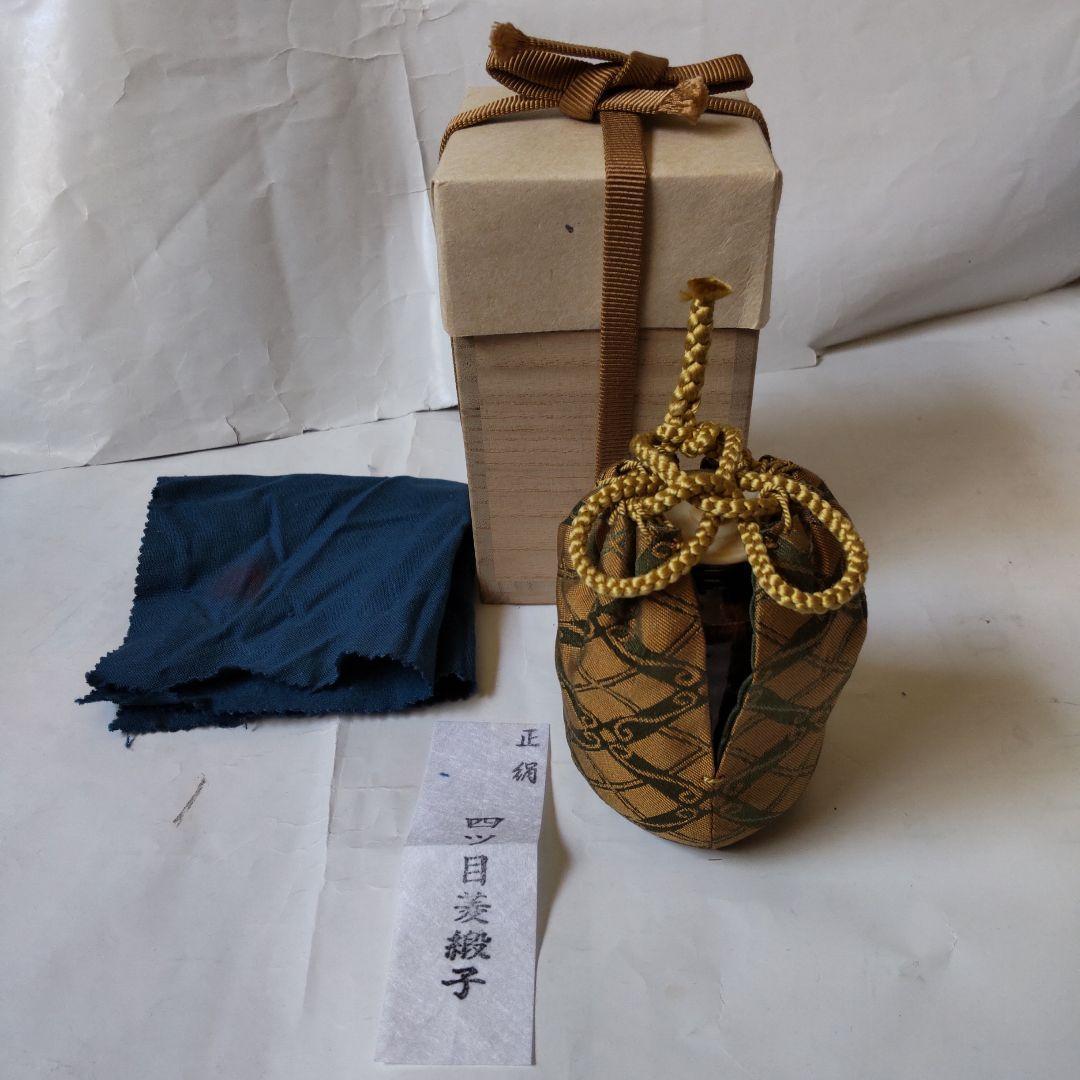 肩衝茶入 尻張茶入 仕覆 四つ目菱緞子 茶道具 木箱 茶入 美品 です。