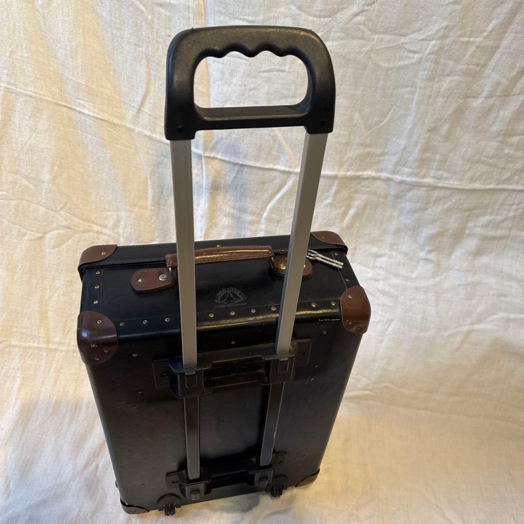 グローブトロッター　 黒いキャリーケース中型