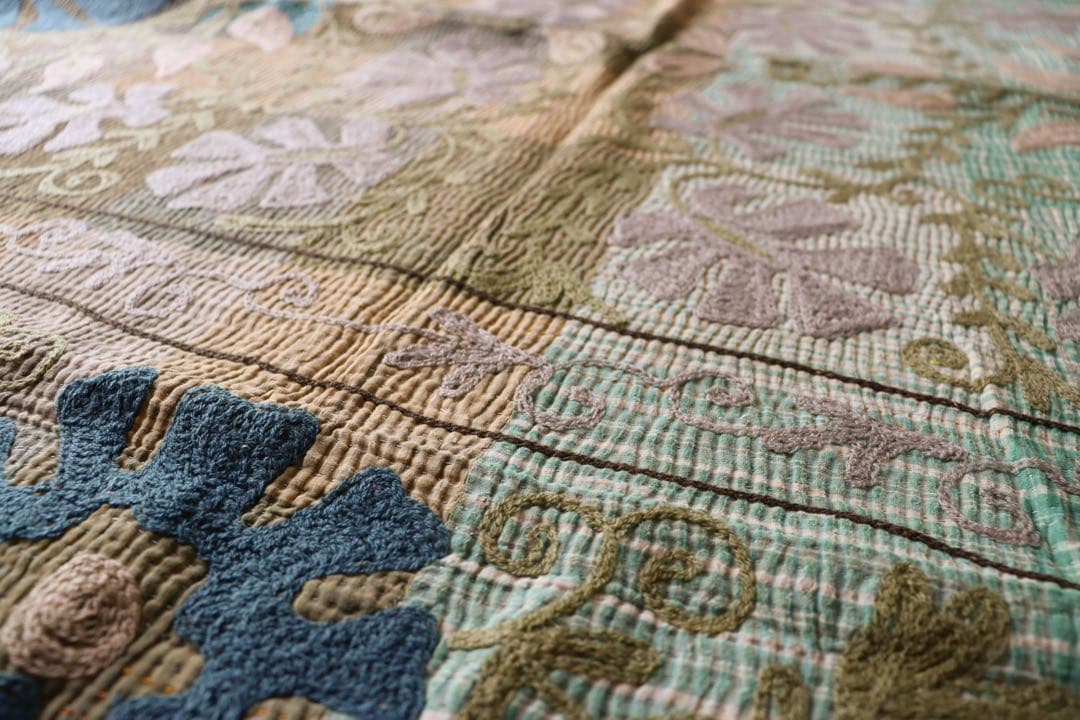 オールドラリーキルトスザニ刺繍ラグマット
