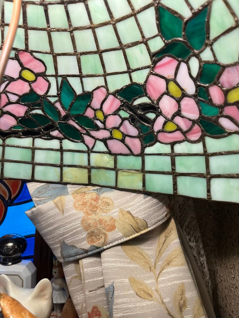 超大型　ヴィンテージステンドグラス花柄ランプ　グリーンカラー　高さ５７センチ程。