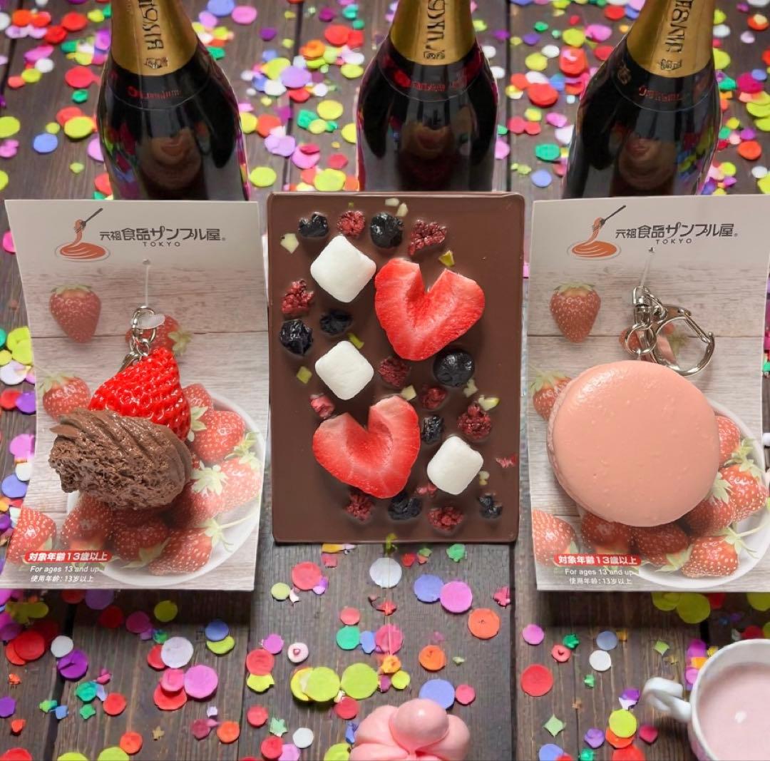 食品サンプル　いちごチョコっとミラー＆キーリングチョコケーキ、マカロンのいちご