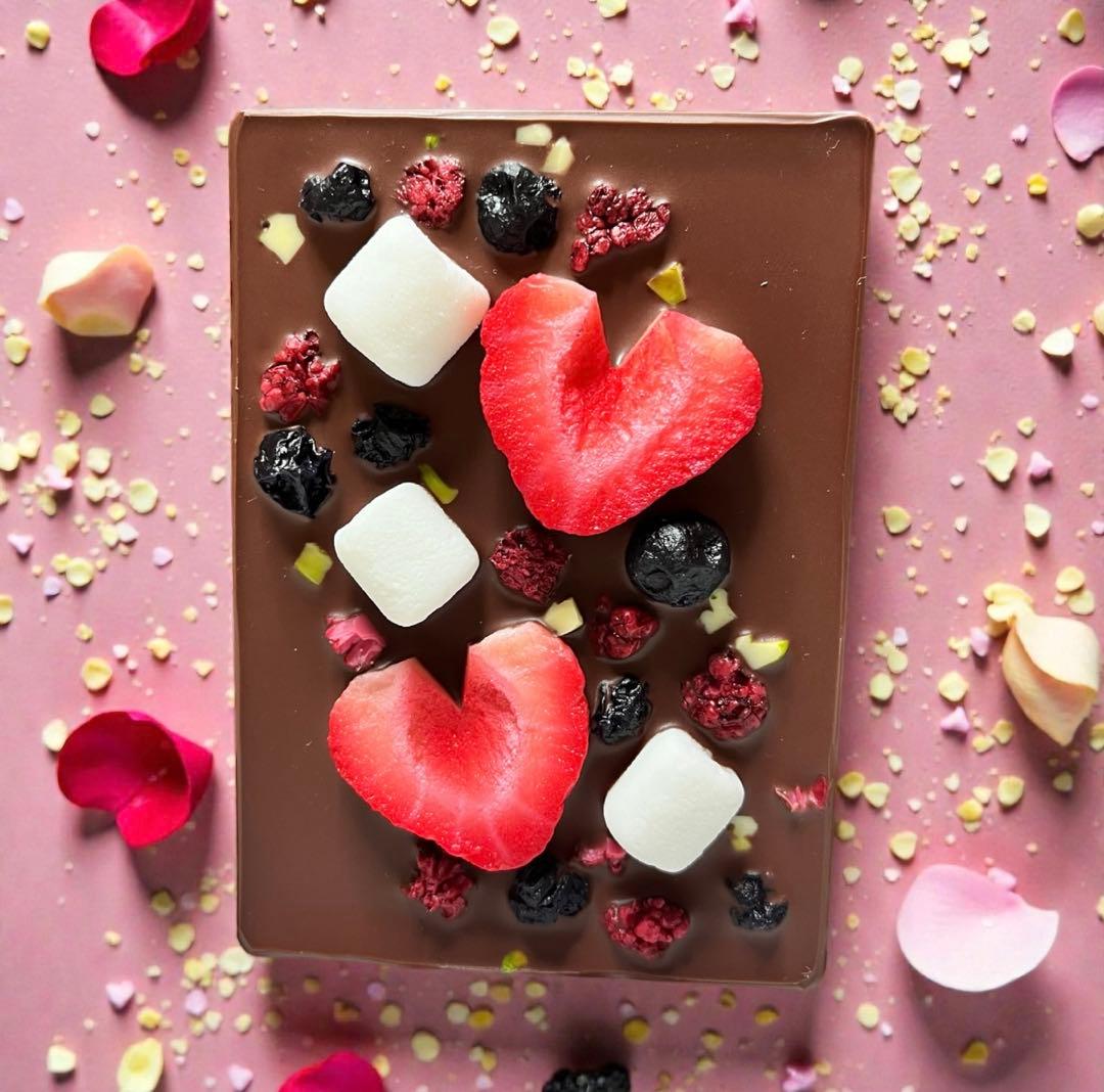 食品サンプル　いちごチョコっとミラー＆キーリングチョコケーキ、マカロンのいちご