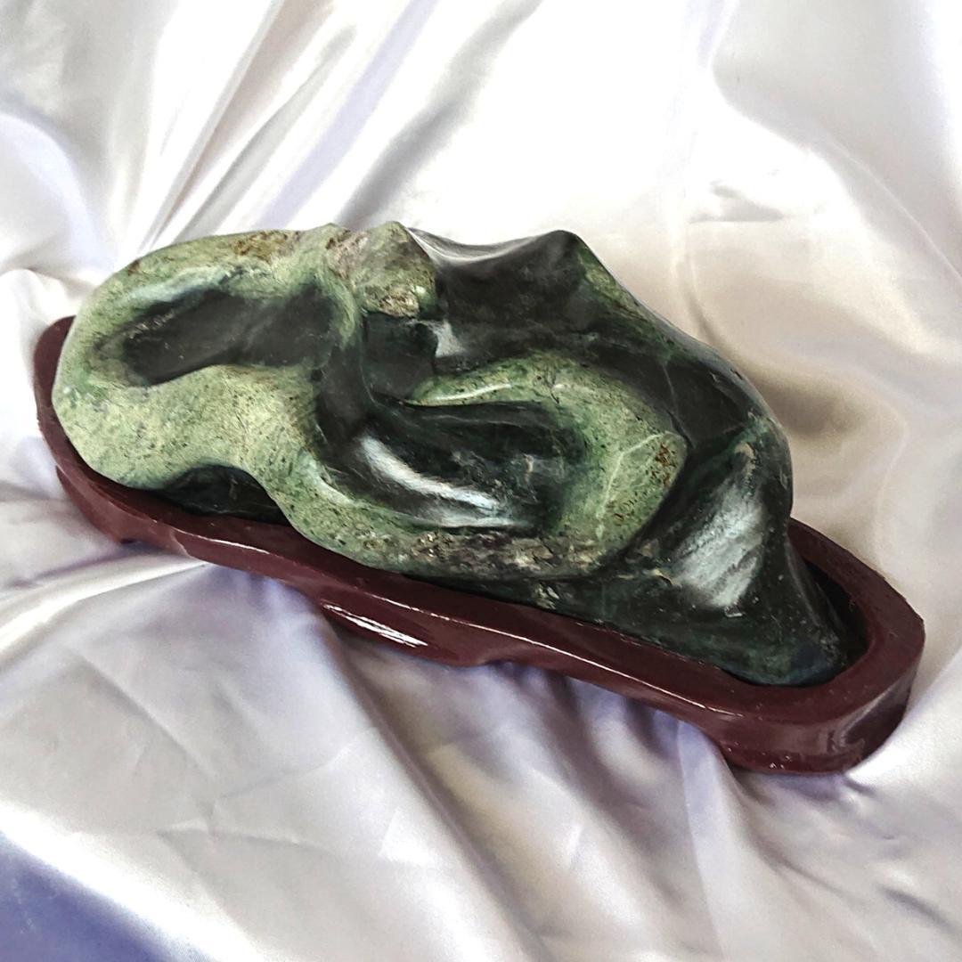 天然石愛石家放出品、美石縁起物の蛇石です。鑑賞台付き　蛇紋石　観賞石